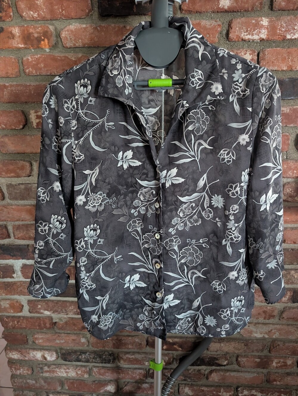 Laura Scott Gray Button-Down Shirt with White Floral Print